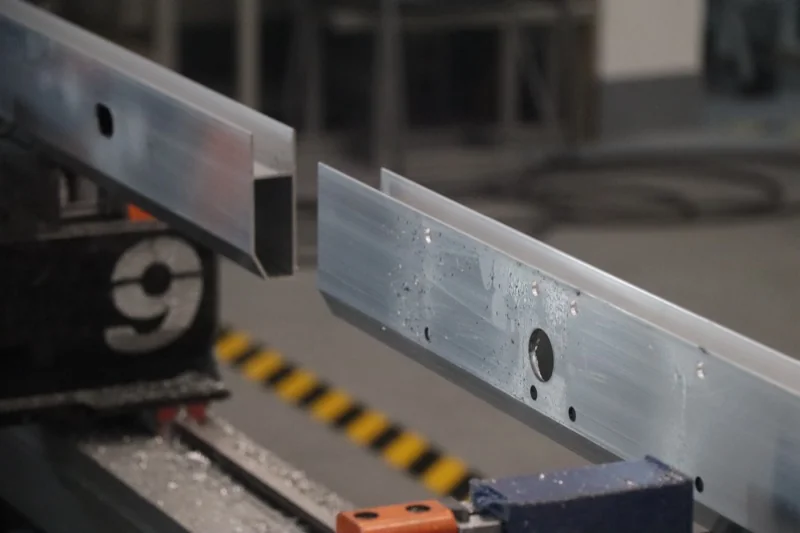 Aluminiumprofil in der CNC-Bearbeitung auf dem Profilbearbeitungszentrum – TOSOMA